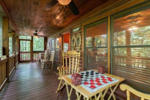 Mountain Spirit Cabin - Fireplace and Hot Tub in Blue Ridge, USA
