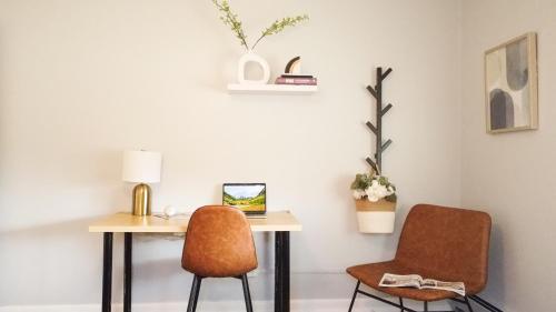Family-Friendly Mid-century Modern Retreat thumb 3