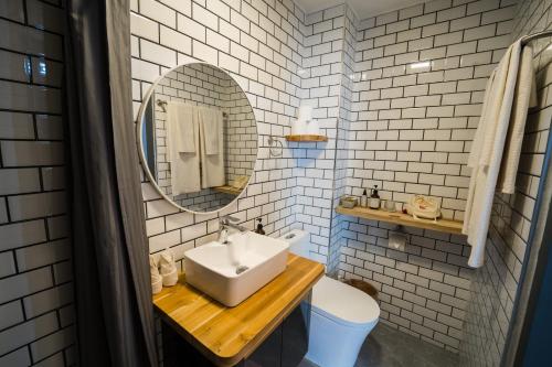 Deluxe Double or Twin Room image 9