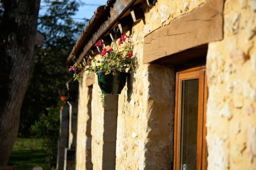 Cosy gîte with magnificent view, private terrace and shared swimming pool