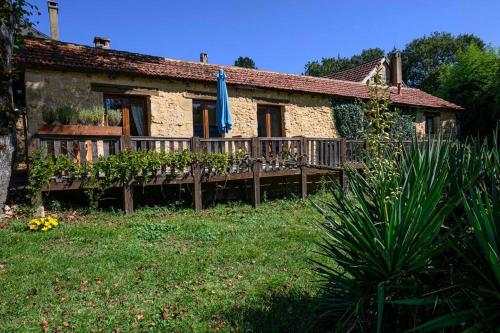 Cosy gîte with magnificent view, private terrace and shared swimming pool