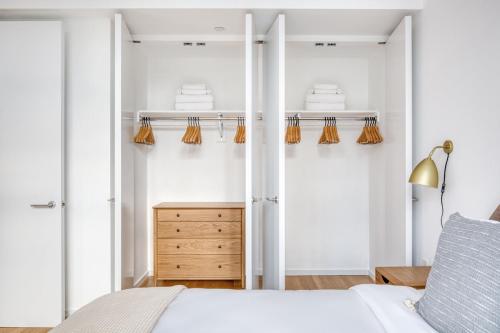 Midtown 1BR w Gym WD across from Rock Center NYC-670, New York (fotografie 9)