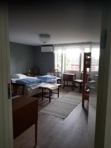 2 queen beds, 4 bunk beds