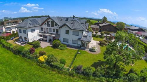  Elegante, moderne Villa im Grünen, Pension in Kraiham