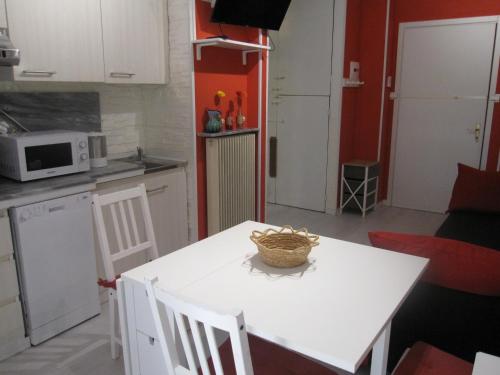 One-Bedroom Apartment image 6