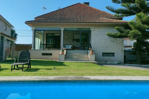 Gran casa pareada con piscina en Vigo. Playa: 9min