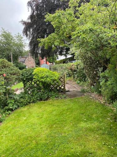 Beautiful Village Cottage 5 mins to Alton Towers