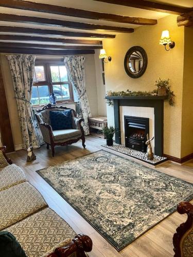 Beautiful Village Cottage 5 mins to Alton Towers