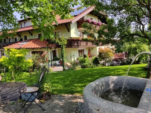 Pension Holzapfel in Sankt Georgen im Attergau, Österreich