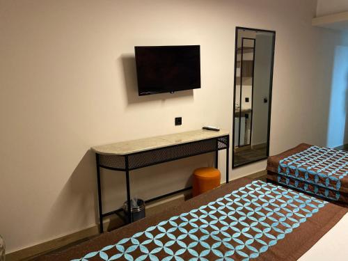 Family Room image 2