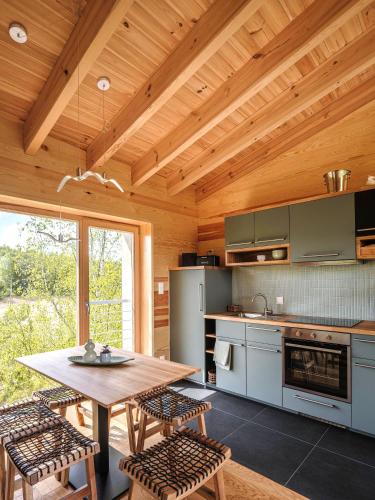 virtuve, Bird Lodge for 6 guests, 50 m from the lake, sauna, hot tube in Wielki Gleboczek