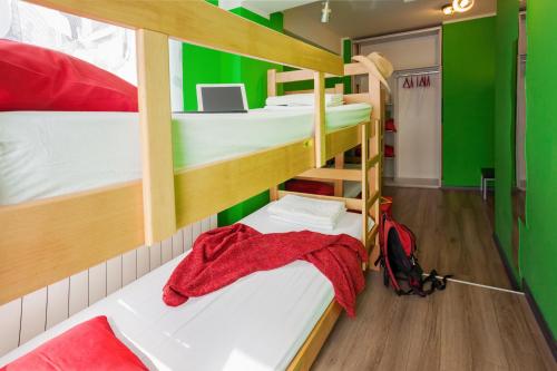 1 twin bed, 2 bunk beds