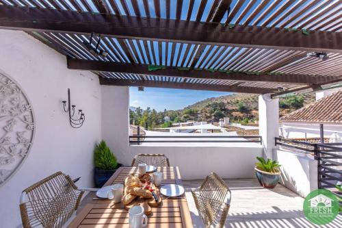 Town house with roof terrace in heart of Vinuela