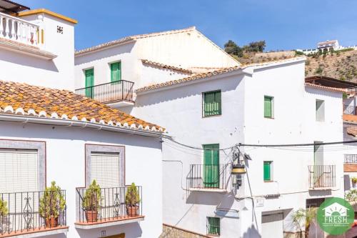 Town house with roof terrace in heart of Vinuela