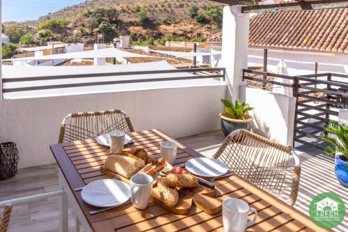 Town house with roof terrace in heart of Vinuela