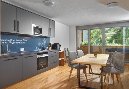 2 bedrooms, 5 beds