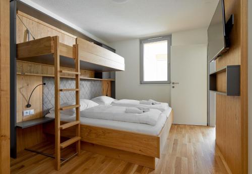 2 bedrooms, 5 beds