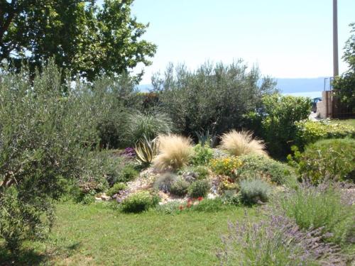 Apartment in Dugi Rat with sea view balcony air conditioning WiFi 5132-1 - image 4