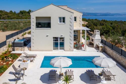 Villa Ora with Heated pool, Whirlpool, 4 bedrooms, Grohote