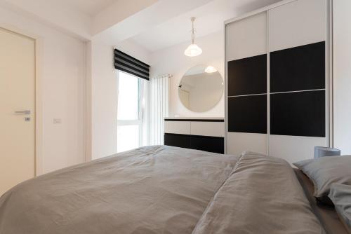 Eva - Bright Apt with Balcony near Veranda Mall