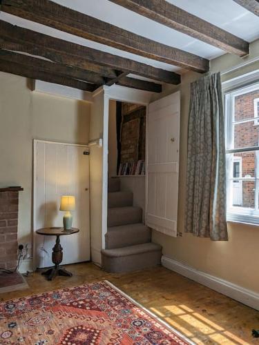 Cosy character cottage in central Marlborough UK in Marlborough
