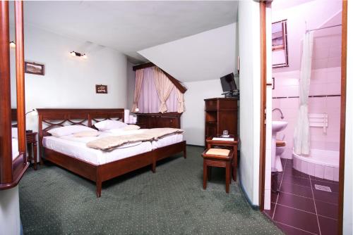 Pension Brasovu Vechi Ideally located in the prime touristic area of Prund-Schei, Pension Brasovu Vechi promises a relaxing and wonderful visit. Offering a variety of facilities and services, the hotel provides all you nee