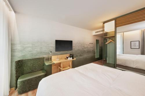 room detail thumbnail 1