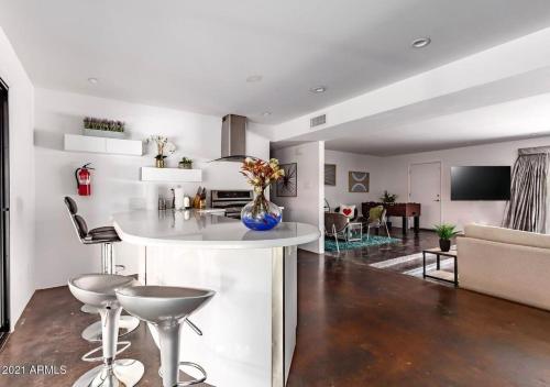 Designer 5 Bd Home, Fountain Pool, Spa, Game Patio in Paradise Valley