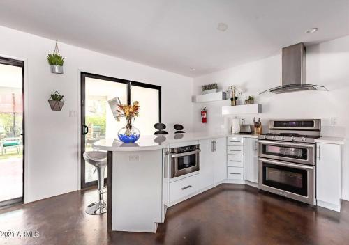 Konyha, Designer 5 Bd Home, Fountain Pool, Spa, Game Patio in Paradise Valley