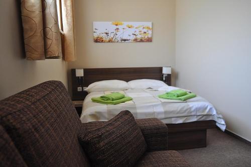 1 queen bed, 1 sofa bed