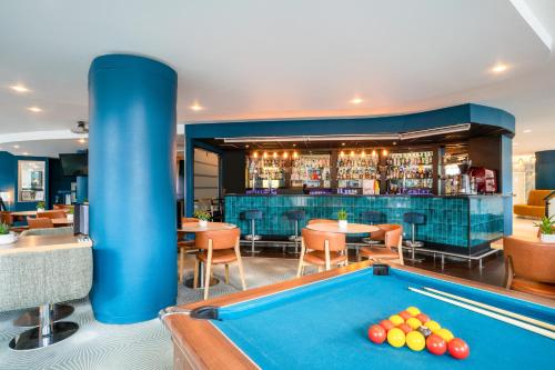 Salle de billard Cannes : billard américain, 8 pool - Warm'up