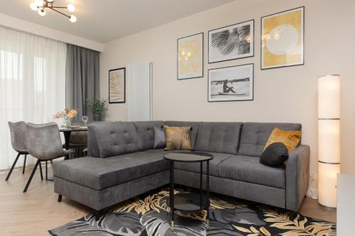 Stunning Family Apartment Ursynów with Parking & Balcony by Noclegi Renters, Varsavia