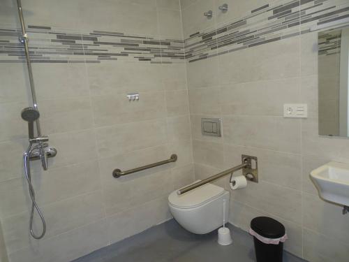 Shower, Albergue Roma in Pola de Lena