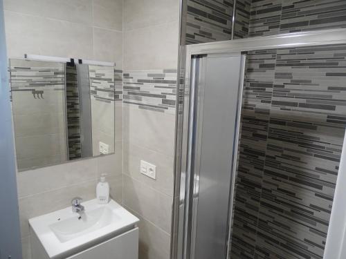 Shower, Albergue Roma in Pola de Lena
