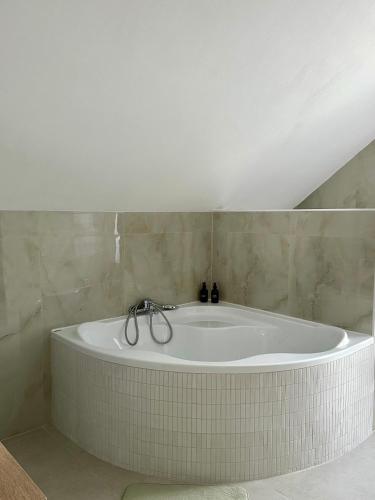 Bathroom, Penzion MOVEINN in Tuchlovice