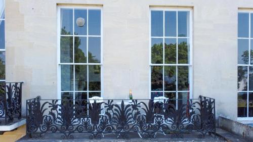 Two-Bedroom Apartment room in Regency apartment in central Montpellier sleeps 4 - Pass the Keys