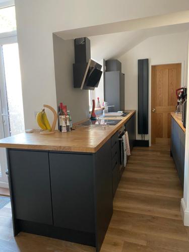 Comfortable 2 bedroom home from home with parking - Tap to explore photos