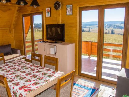 ROMANIJA - Brvnara za odmor in Sokolac