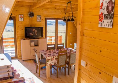 ROMANIJA - Brvnara za odmor in Sokolac
