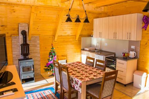 ROMANIJA - Brvnara za odmor in Sokolac