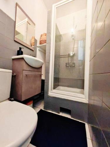 Bathroom, L'Escale aux portes de Paris in Charenton-le-Pont