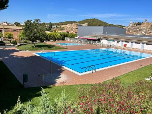 Úszómedence, Cal Josep del Moto - Castelló de Farfanya (Cal Josep del Moto - Castello de Farfanya) in Os de Balaguer