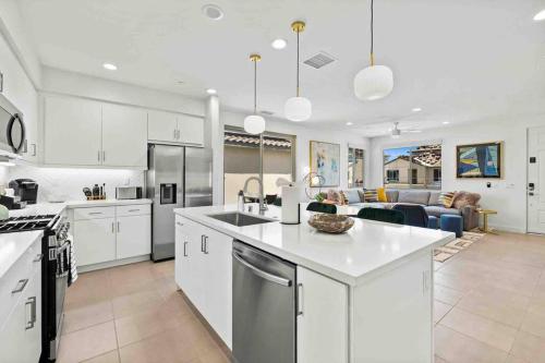 Sunny Oasis 2 BD w/bonus loft, Sleeps 6, Pool, Gym in La Quinta, USA