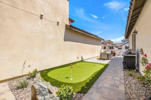 Sunny Oasis 2 BD w/bonus loft, Sleeps 6, Pool, Gym in La Quinta, USA