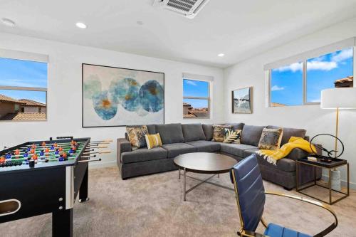 Sunny Oasis 2 BD w/bonus loft, Sleeps 6, Pool, Gym in La Quinta, USA