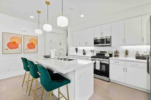 Sunny Oasis 2 BD w/bonus loft, Sleeps 6, Pool, Gym in La Quinta, USA