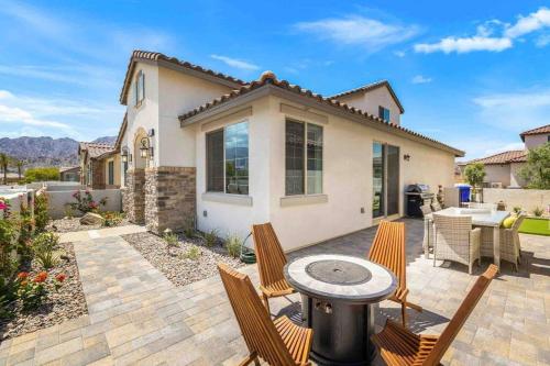 Sunny Oasis 2 BD w/bonus loft, Sleeps 6, Pool, Gym in La Quinta, USA
