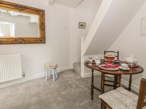 Elv Cottage Chester - image 4