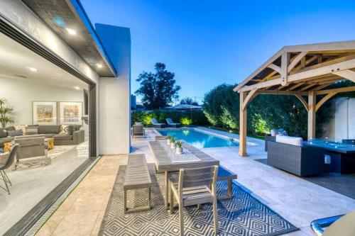 5 min from Old Town Heated Pool Luxury and Coffee