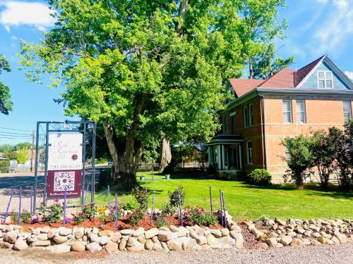 . Red Rosebud Bed & Breakfast